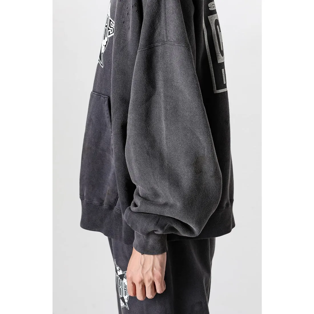 DENIM TEARS x SAINT Mxxxxxx SAINT TEARS Hoodie/BLK Five-pointed star cotton hole-in-the-dark distressed hoodie, washed black S-XL Assute dyeing, whole piece sprayed with horse fade/horse weight, co-branded main mark/cotton wash mark/cherub mark, many hanging holes on the front and rear panels, the original version has the same loose fit